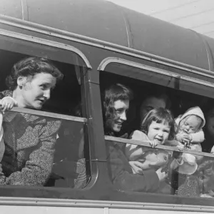 Madri e i loro bambini piccoli su un autobus di Coventry circa 1958. Madri e i loro bambini piccoli su un autobus di Coventry circa 1958.