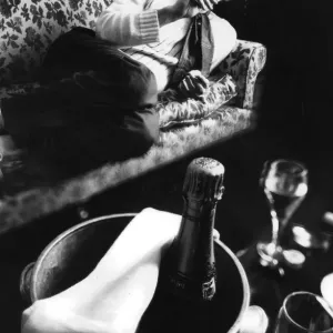Richard Harris che beve da una bottiglia d'acqua durante un'intervista - 22 luglio 1982. Richard Harris che beve da una bottiglia d'acqua durante un'intervista - 22 luglio 1982.