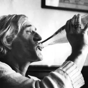 Richard Harris che beve da un bottiglia d'acqua durante un'intervista - 22 luglio 1982 Richard Harris che beve da un bottiglia d'acqua durante un'intervista - 22 luglio 1982