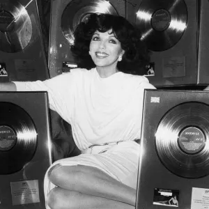 Joan Collins mit Goldplatten für den Soundtrack von „The Bitch“ vorgestellt – März 1980