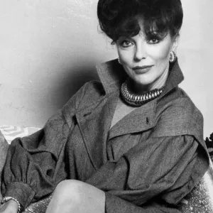 Joan Collins im Hotelzimmer während eines Interviews, November 1982, den 5. und des elften Novembers dieses Jahres