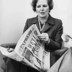 Margaret Thatcher liest die Daily Express am 10. April 1979