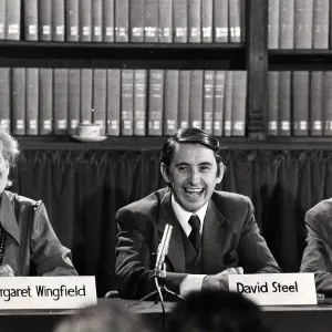 Frau Margaret Wingfield und David Steele bei der Pressekonferenz der Liberal Party am 27 . September 1974