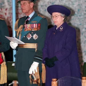 Königin Elisabeth II und Prinz Philipp überreichen Farben bei der RAF Marham im April 1994