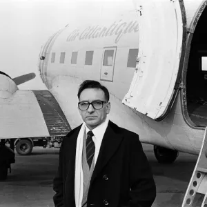 Ben Kingsley en el aeropuerto de Coventry en la filmación de 'Testimonio'. 9 de marzo de 1987. Ben Kingsley en el aeropuerto de Coventry en la filmación de 'Testimonio'. 9 de marzo de 1987.