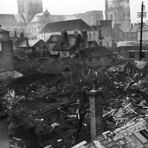 Daños causados por bombas en Chichester después de un ataque a tierra y huida sobre la ciudad por parte de los cazabombarderos de la Luftwaffe. Daños causados por bombas en Chichester después de un ataque a tierra y huida sobre la ciudad por parte de los cazabombarderos de la Luftwaffe.