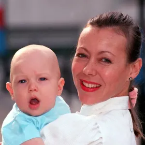 JENNY AGUTTER CON BEBÉ 1991 JENNY AGUTTER CON BEBÉ 1991