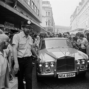 Muhammad Alis Rolls Royce makes its way through the streets of Birmingham