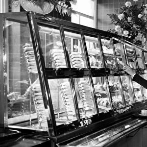 New refrigerated self service snack bar at St Pancreas Station, London, 15th October 1959