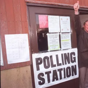 PADDY ASHDOWN WITH WIFE JANE ASHDOWN AT POLLING STATION 10 / 04 / 1992