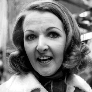 Penelope Keith smiling in street - November 1976 11 / 11 / 1976