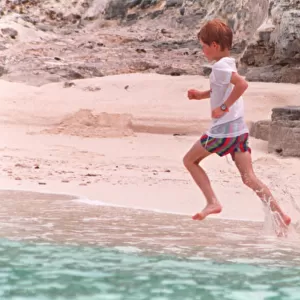 PRINCE HARRY RUNNING ALONG BEACH DURING HOLIDAY IN BAHAMAS - 1993