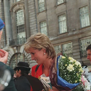 PRINCESS DIANA RECEIVING GIFTS FROM CROWD OUTSIDE CAFE ROYAL 27 / 09 / 1995