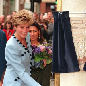 PRINCESS OF WALES WEARING BLUE JACKET AS SHE OPENS THE EGYPTIAN HOUSE FOR PRODUCTIVE