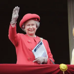 Queen Elizabeth II and the Queen Mother on the balcony of Buckingham Palace