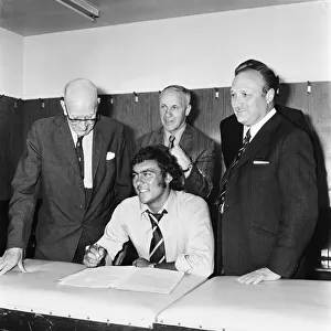 Ray Kennedy signs for Liverpool on the day that Bill Shankly announced his resignation as