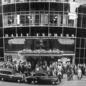 SCENE OUTSIDE THE DAILY EXPRESS OFFICE IN FLEET STREET WHEN COLOUR TELEVISION CAME TO