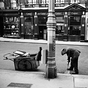 Scenes on Bond Street, central London. October 1947