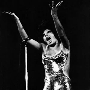 Singer Shirley Bassey performing. 29 / 04 / 71