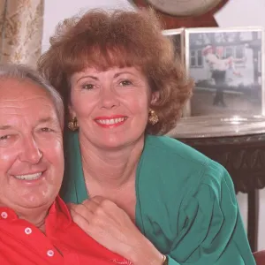 SIR FREDDIE LAKER AND WIFE JACQUELINE LAKER AT HOME 21 / 08 / 1992