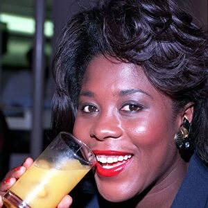 TESSA SANDERSON, ATHLETE - ABOUT TO DRINK A GLASS OF ORANGE JUICE - 15 / 07 / 1992