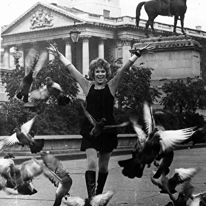 Wendy Craig actress with pigeons 1968