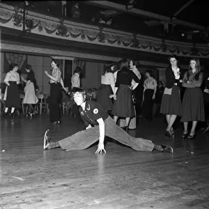 Wigan Casino Dancers 1975 dancing Northern Soul doing splits