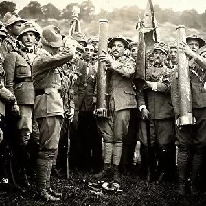 A group of Italian legionaries holds artillery pieces in their hands. Among them, Gabriele D'Annunzio can be recognized. The photograph was taken after the occupation of Fiume