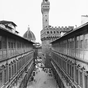 The square of the Uffizi and, in the background, Palazzo Vecchio and the dome of the Cathedral, Florence