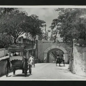 Description : Arch de Gregory, Nassau. Emplacement : Nassau, Bahamas Date : 1954-1955 caribéen, bahamas, caribéentraversunlent Description : Arch de Gregory, Nassau. Emplacement : Nassau, Bahamas Date : 1954-1955 caribéen, bahamas, caribéentraversunlent