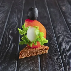 Vorspeise für Empfang. Braunbrot mit Wachtel-Ei. Vorspeise für Empfang. Braunbrot mit Wachtel-Ei.