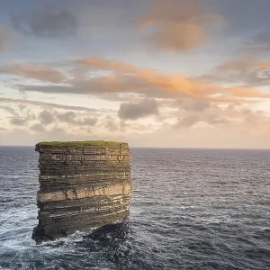 Pilar marino hermoso de Downpatrick Head.