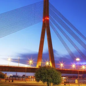 Puente en Riga por la noche, Letonia. Puente en Riga por la noche, Letonia.