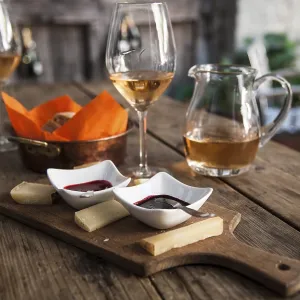 Plato de queso con dips, canasta de pan. Plato de queso con dips, canasta de pan.