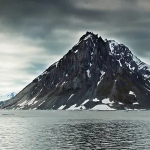 deserted, no one, No People, nobody, uninhabited, empty, daytime, day, daylight, snow, Mountain Range, Mountains, island, islands, islet, Norway, Europe, Europe's, mood, atmosphere, atmospheric, moody, coast, coasts, shore, shores, costal