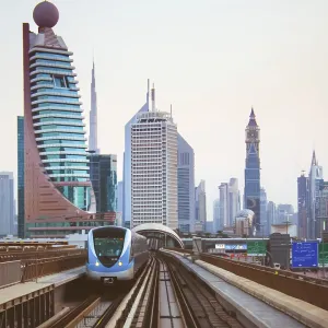 Tren de metro sin conductor en Dubai, Emiratos Árabes Unidos. Tren de metro sin conductor en Dubai, Emiratos Árabes Unidos.