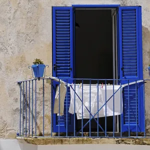 La ropa de lavado seca en un balcón, Otranto. La ropa de lavado seca en un balcón, Otranto.