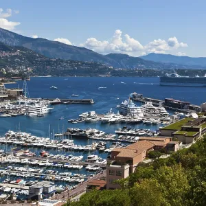Vue sur le port de Monaco, Port Hercule, Monte-Carlo, Principauté de Monaco, Côte d'Azur, Mer Méditerranée, Europe. Vue sur le port de Monaco, Port Hercule, Monte-Carlo, Principauté de Monaco, Côte d'Azur, Mer Méditerranée, Europe.
