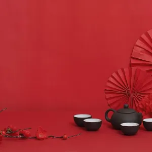 Fondo rojo simple con una tetera y tazas. Fondo rojo simple con una tetera y tazas.