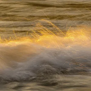 Ráfaga, olas en la playa, puesta de sol. Ráfaga, olas en la playa, puesta de sol.
