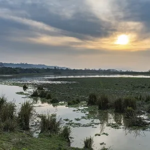 Puesta de sol sobre el río Brahmaputra. Puesta de sol sobre el río Brahmaputra.