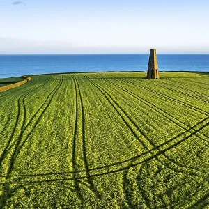 Atardecer sobre The DAYMARK y campos desde un dron. Atardecer sobre The DAYMARK y campos desde un dron.