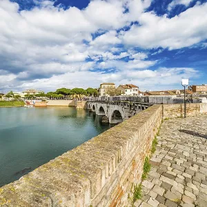 Il Ponte di Tiberio a Rimini, uno dei più solidi edifici architettonici costruiti dai Romani. Il Ponte di Tiberio a Rimini, uno dei più solidi edifici architettonici costruiti dai Romani.