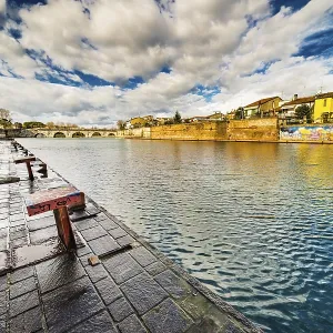 Il ponte di Tiberio a Rimini, uno degli edifici architettonici più solidi costruiti dai Romani. Il ponte di Tiberio a Rimini, uno degli edifici architettonici più solidi costruiti dai Romani.