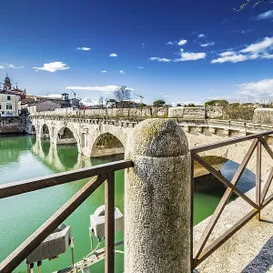 Il Ponte di Tiberio a Rimini, uno dei più solidi edifici architettonici costruiti dai Romani. Il Ponte di Tiberio a Rimini, uno dei più solidi edifici architettonici costruiti dai Romani.