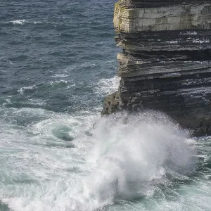 Las olas azotan la torre de mar de Dun Briste en Downpatrick Head.