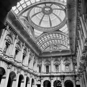 Victorian Architecture - Buildings, Streets and Landmarks: Print of the Royal Exchange interior, featuring a cast iron and glass roof