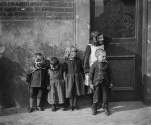 Prints of A group of young children standing outside a public house, London. Date range, 1900-1915. Early 20th century Historic Images 1920s To 1940s Prints: Early 20th century London children outside a public house Print