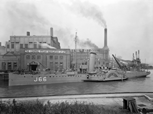 Paddle steamer under arms CC80_00195