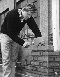 Great Western Railway Apprentices Prints: Apprentice bricklayer at Swindon's Pre-Apprentice Training School, 1963